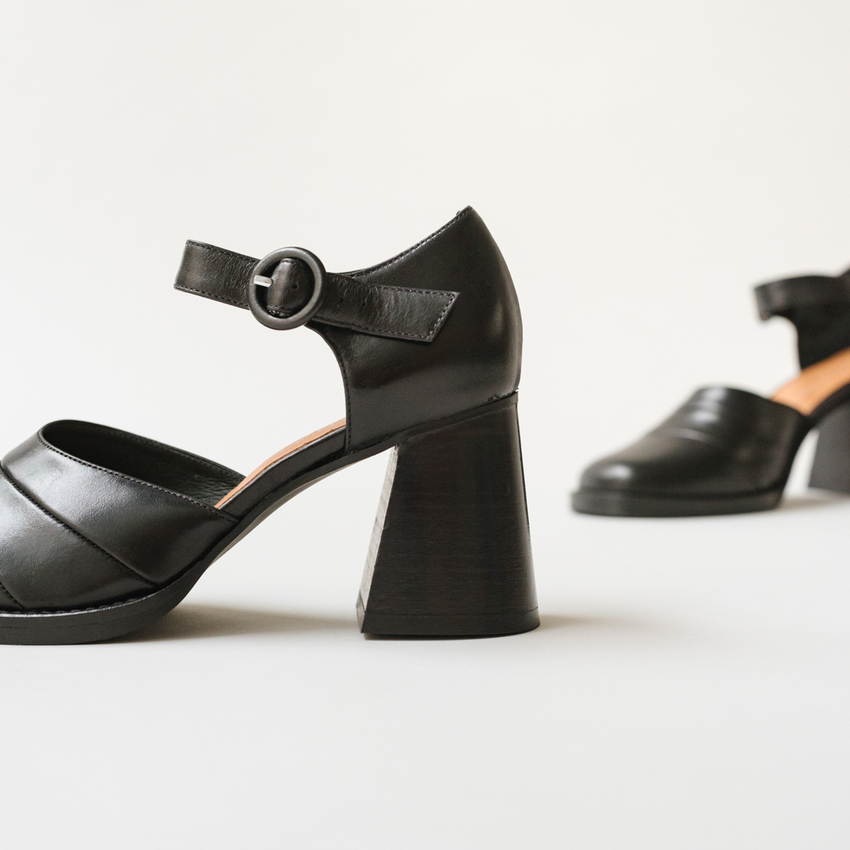 Babies with heel and strap in black leather | DESTINEE