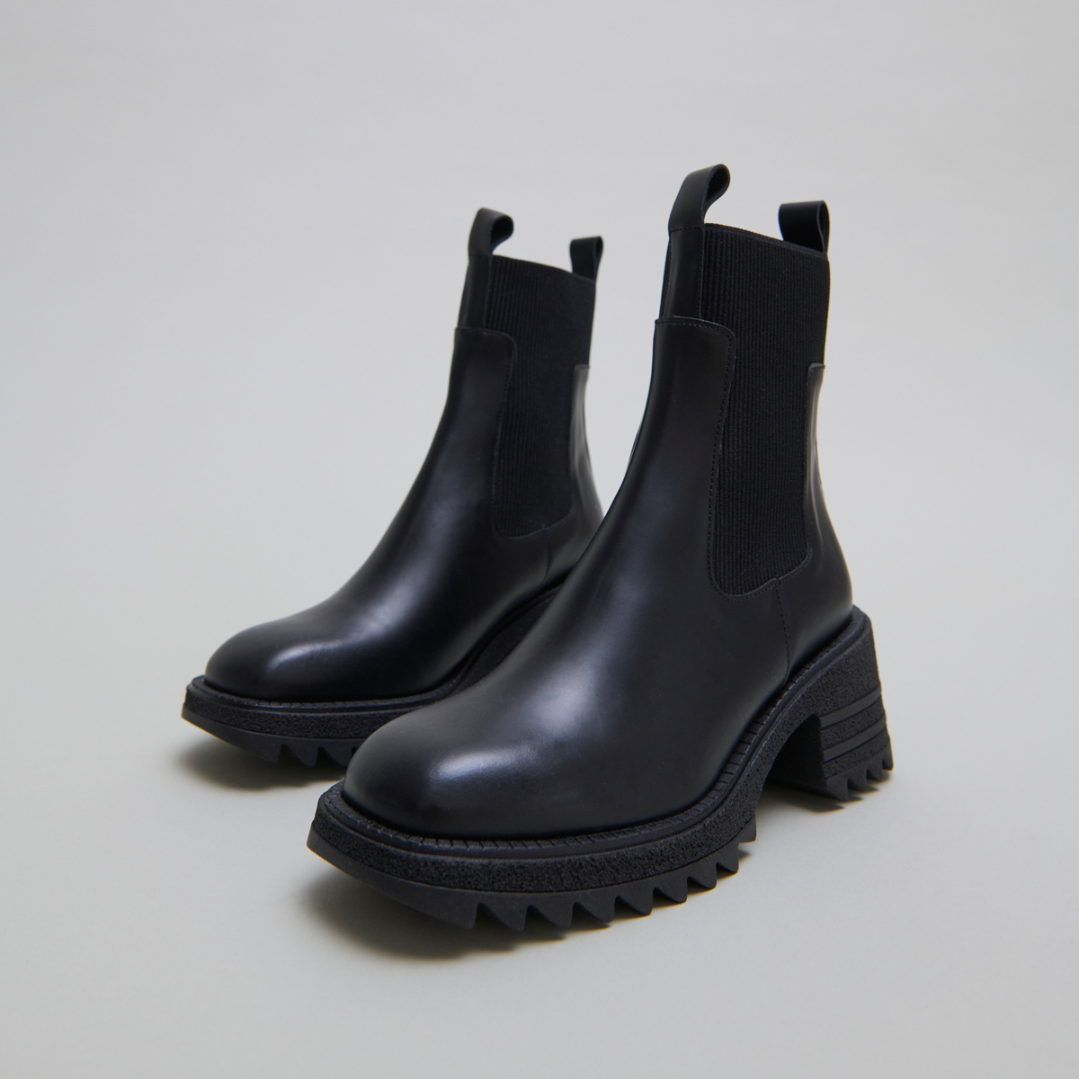 Boots with elastics and notched sole in glazed black leather | DOVE