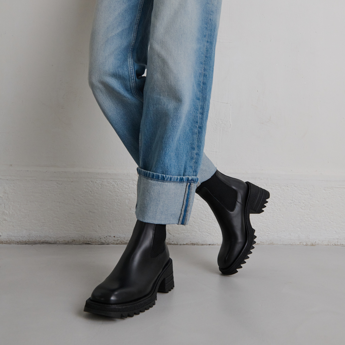Boots with elastics and notched sole in glazed black leather | DOVE