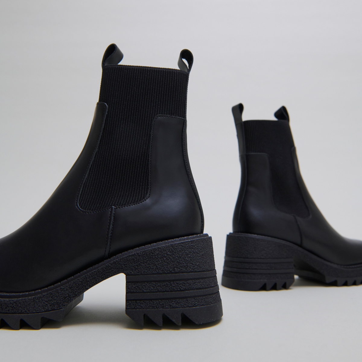 Boots with elastics and notched sole in glazed black leather | DOVE