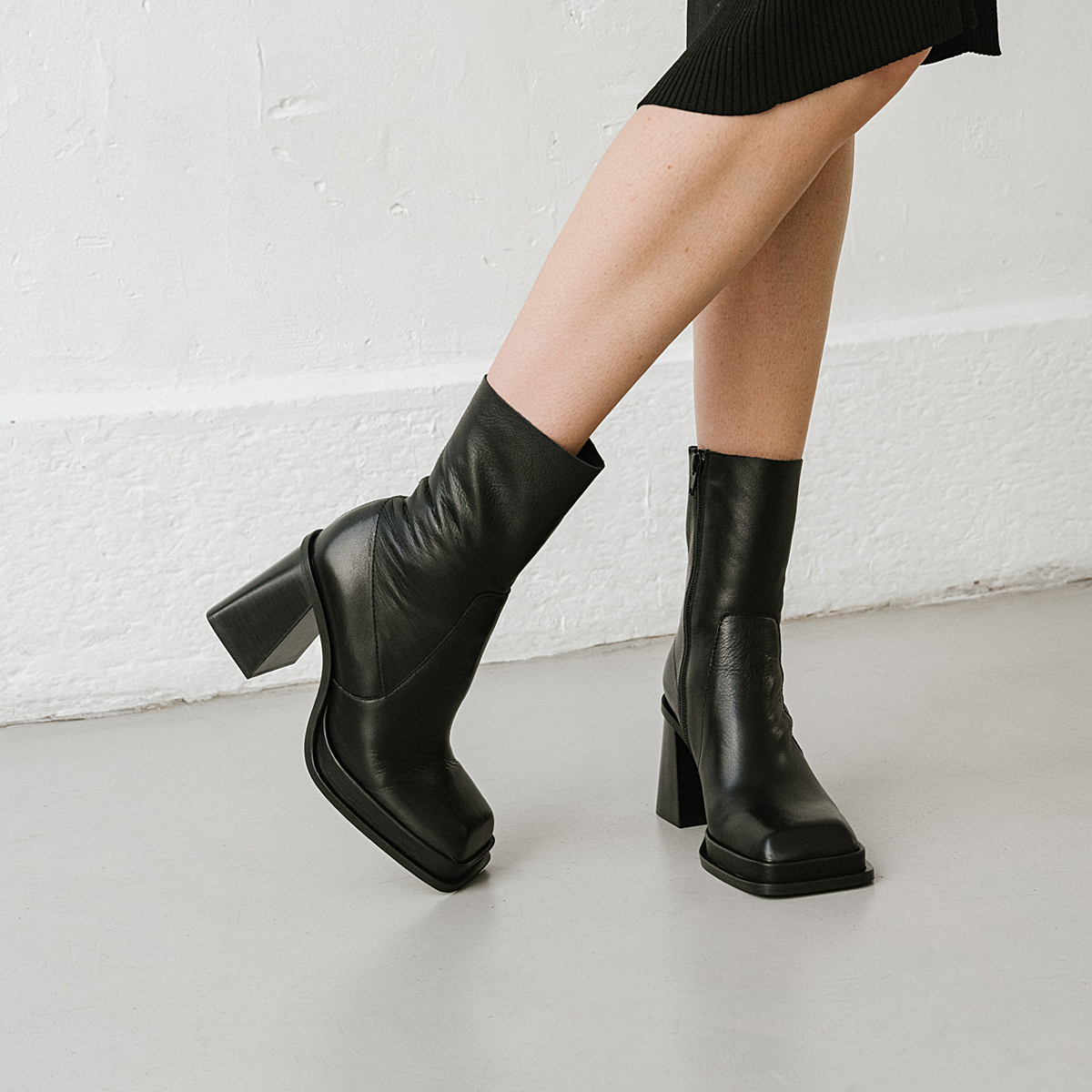 Platform boots with square toe in black leather | BANANA