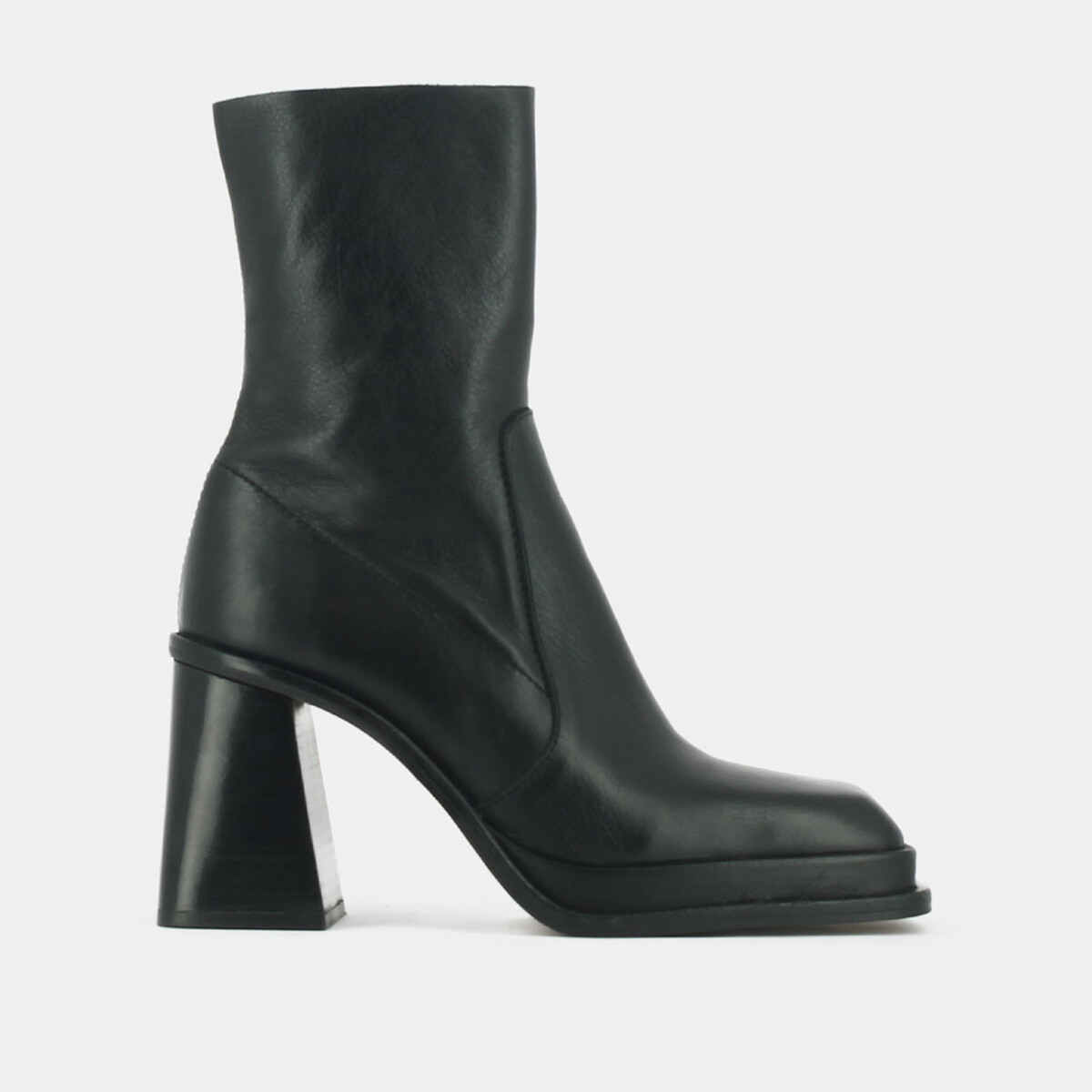 Platform boots with square toe in black leather | BANANA