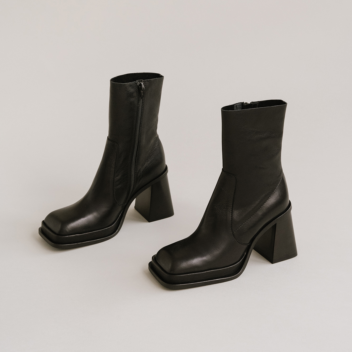 Platform boots with square toe in black leather | BANANA