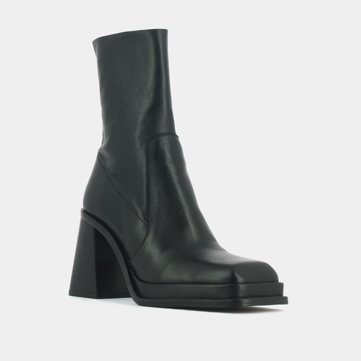 Platform boots with square toe in black leather | BANANA