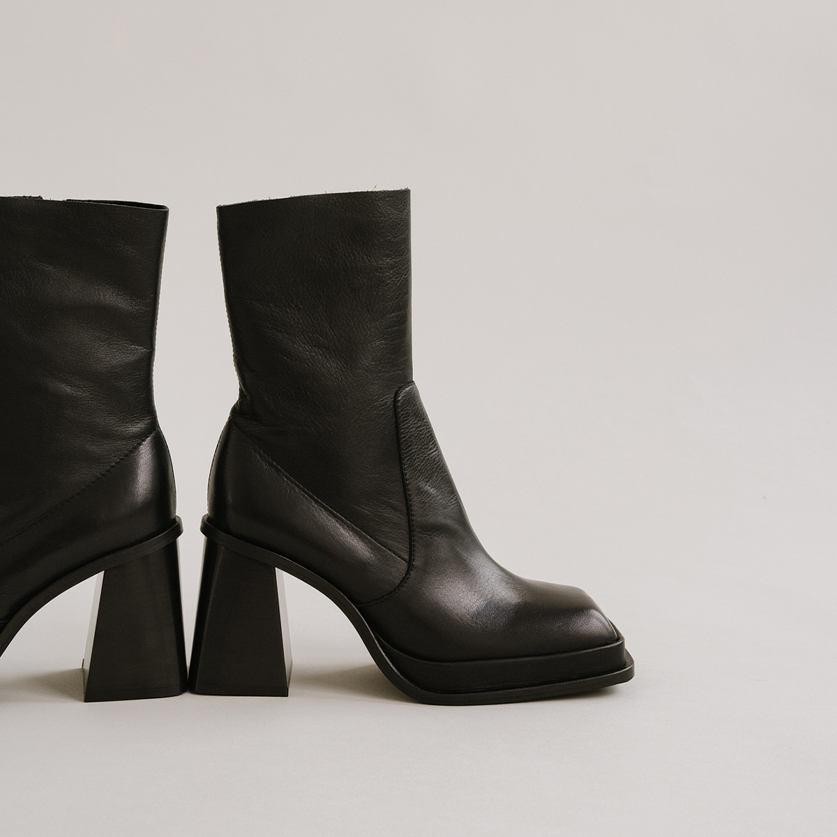 Platform boots with square toe in black leather | BANANA