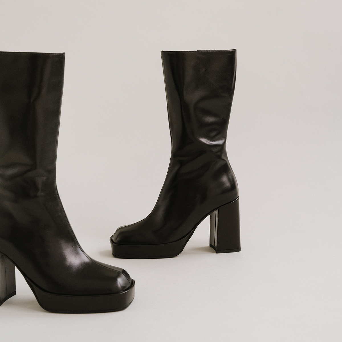 Platform boots with square toe in black leather | BOULIER