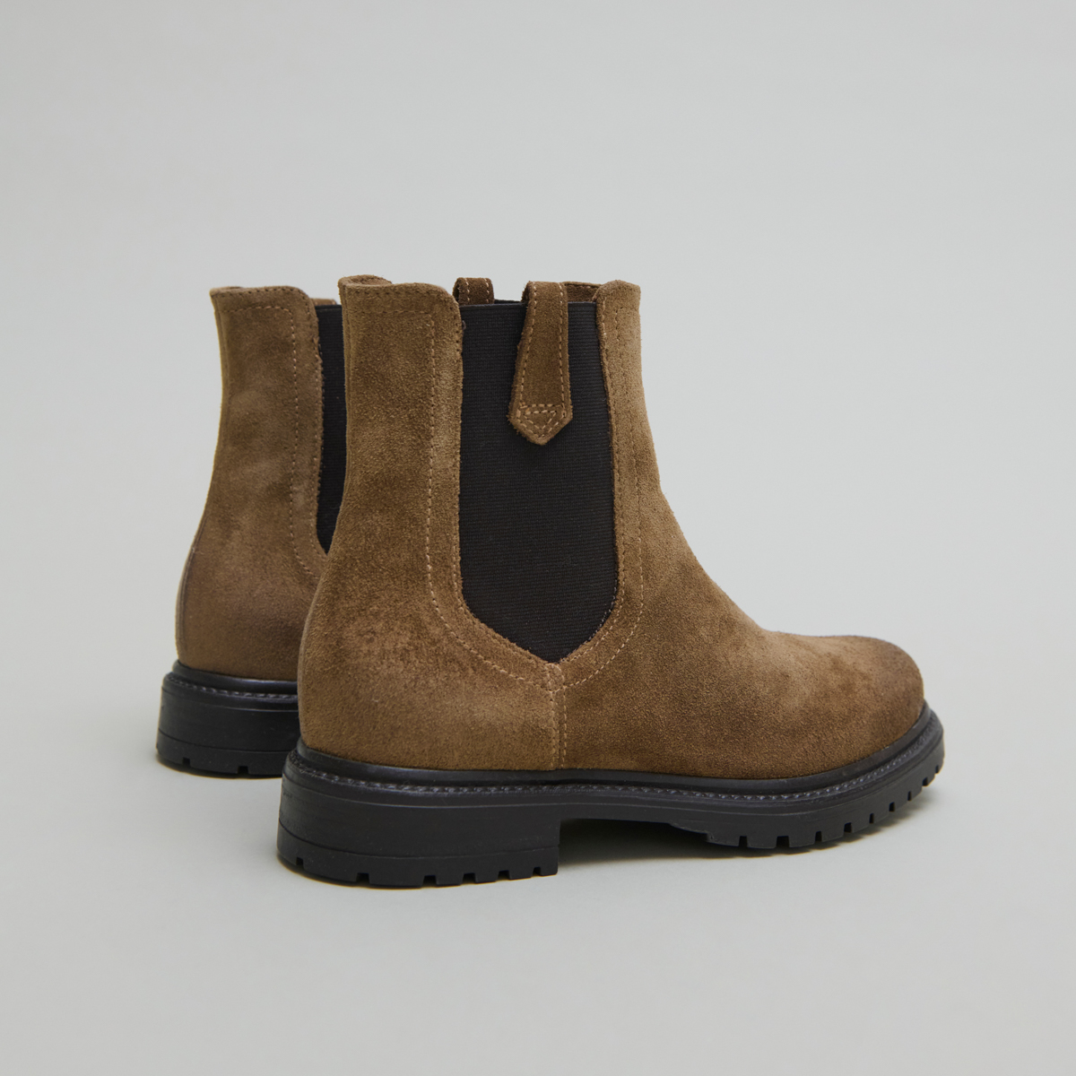 Low boots with notched soles and elastic in taupe suede | CANDIDE