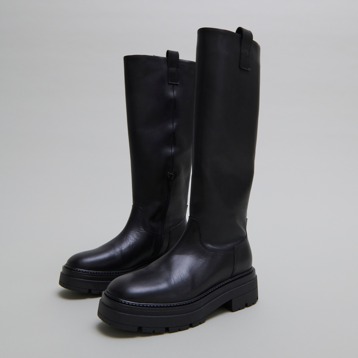 Boots with notched soles and square toe in black leather | PICUSSIA
