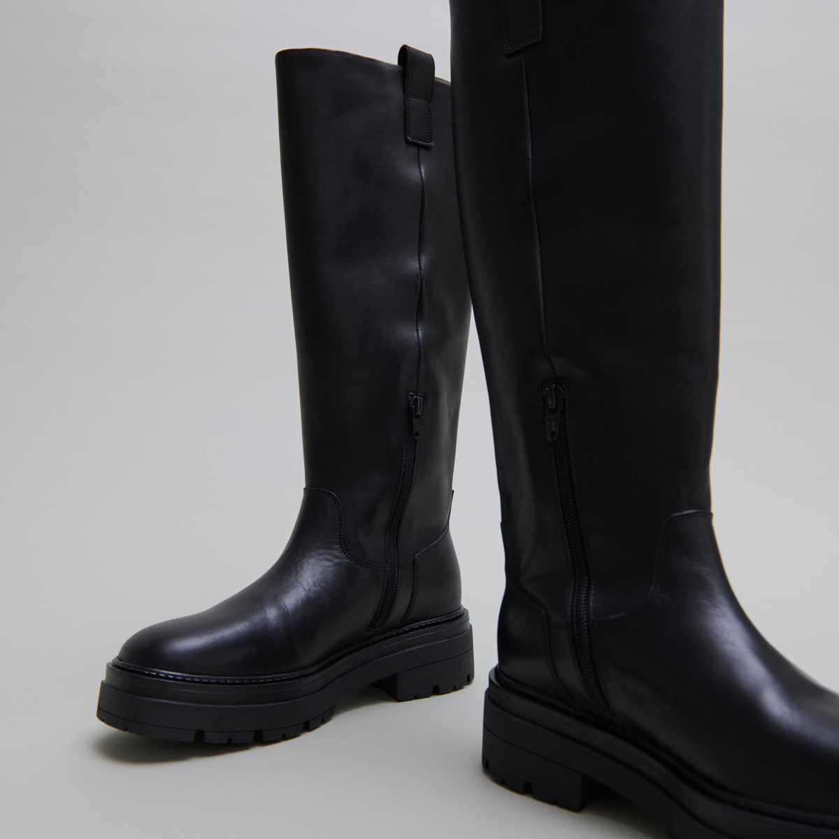 Boots with notched soles and square toe in black leather | PICUSSIA