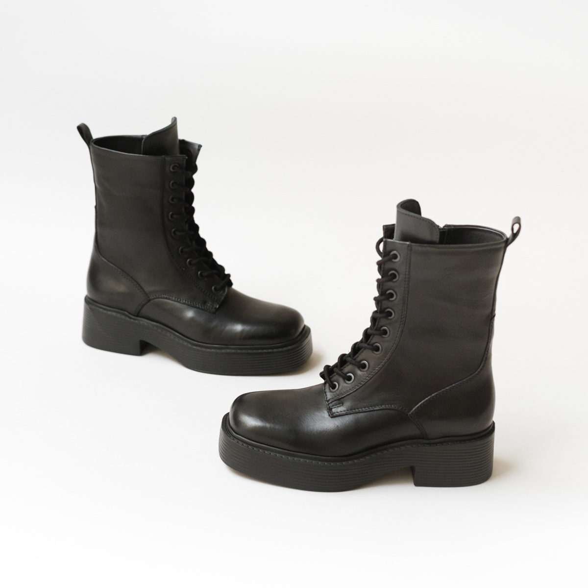 Lace-up platform boots with square toe in black leather | IBRAS