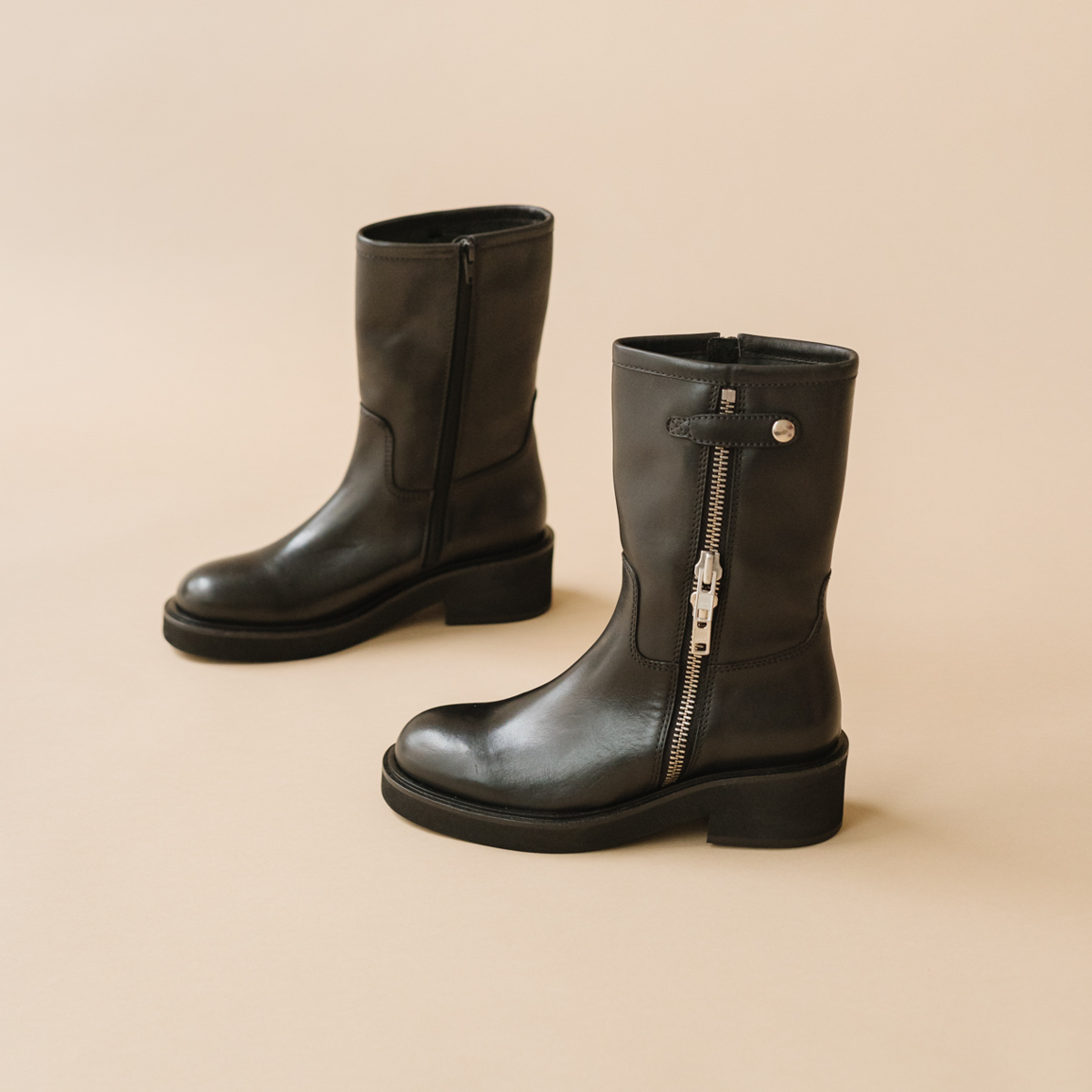 Heeled boots with double zip in black leather | DIANETTE