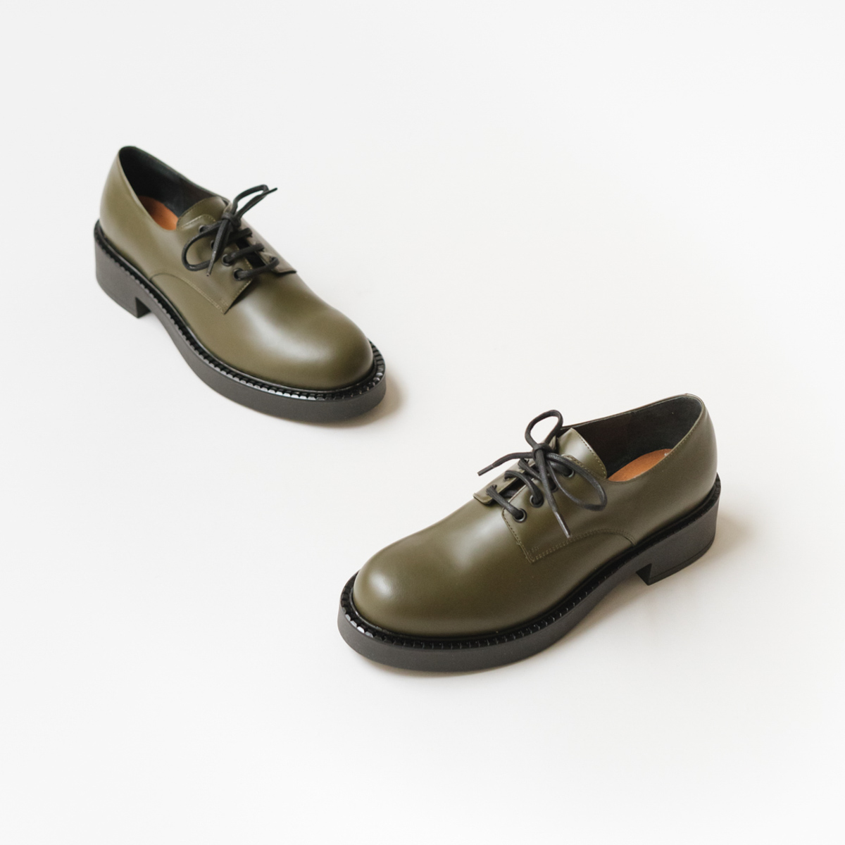 Derbies with laces and thick sole in khaki glazed leather | DIDON