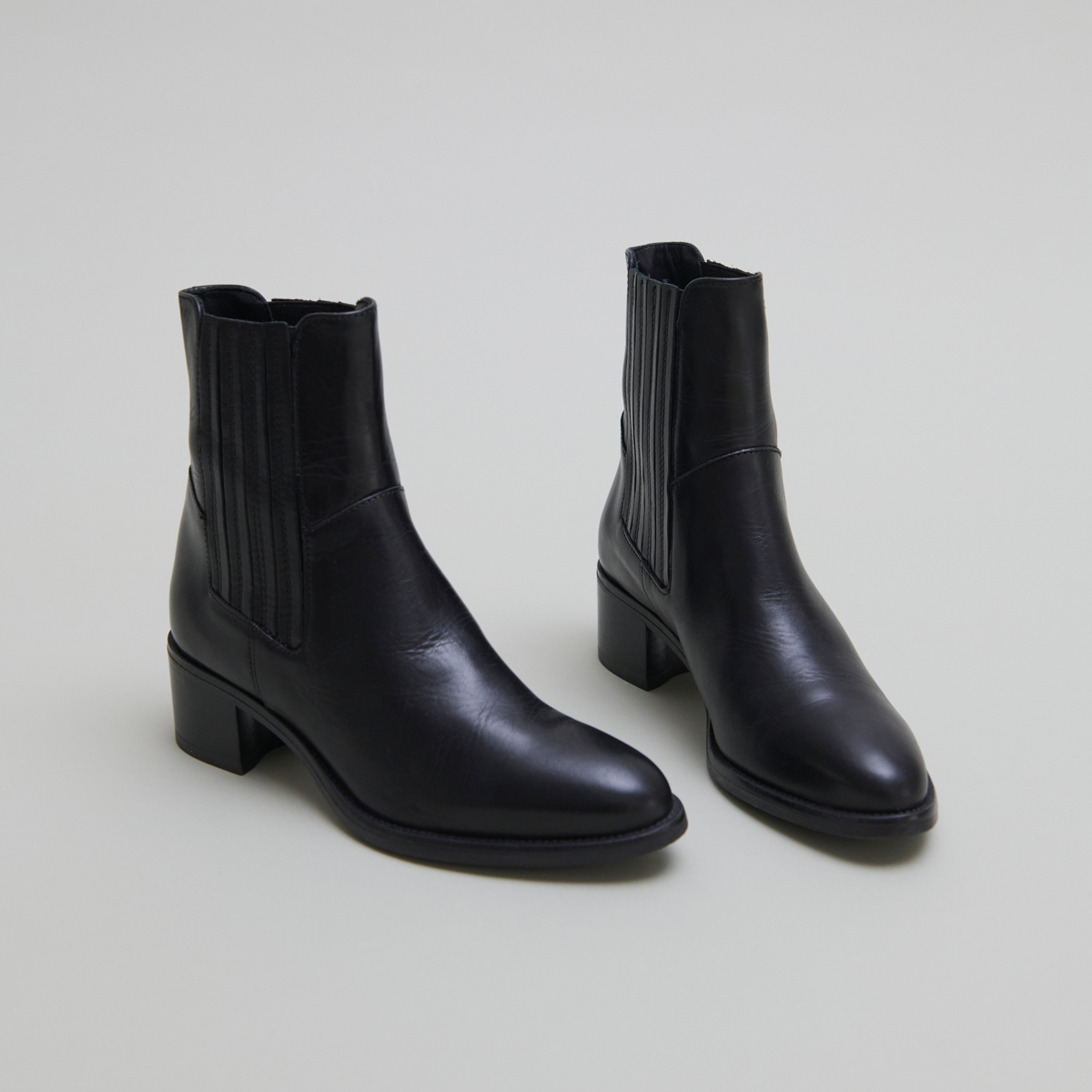 Low boots with elastic band and square heel in black leather | CHILI