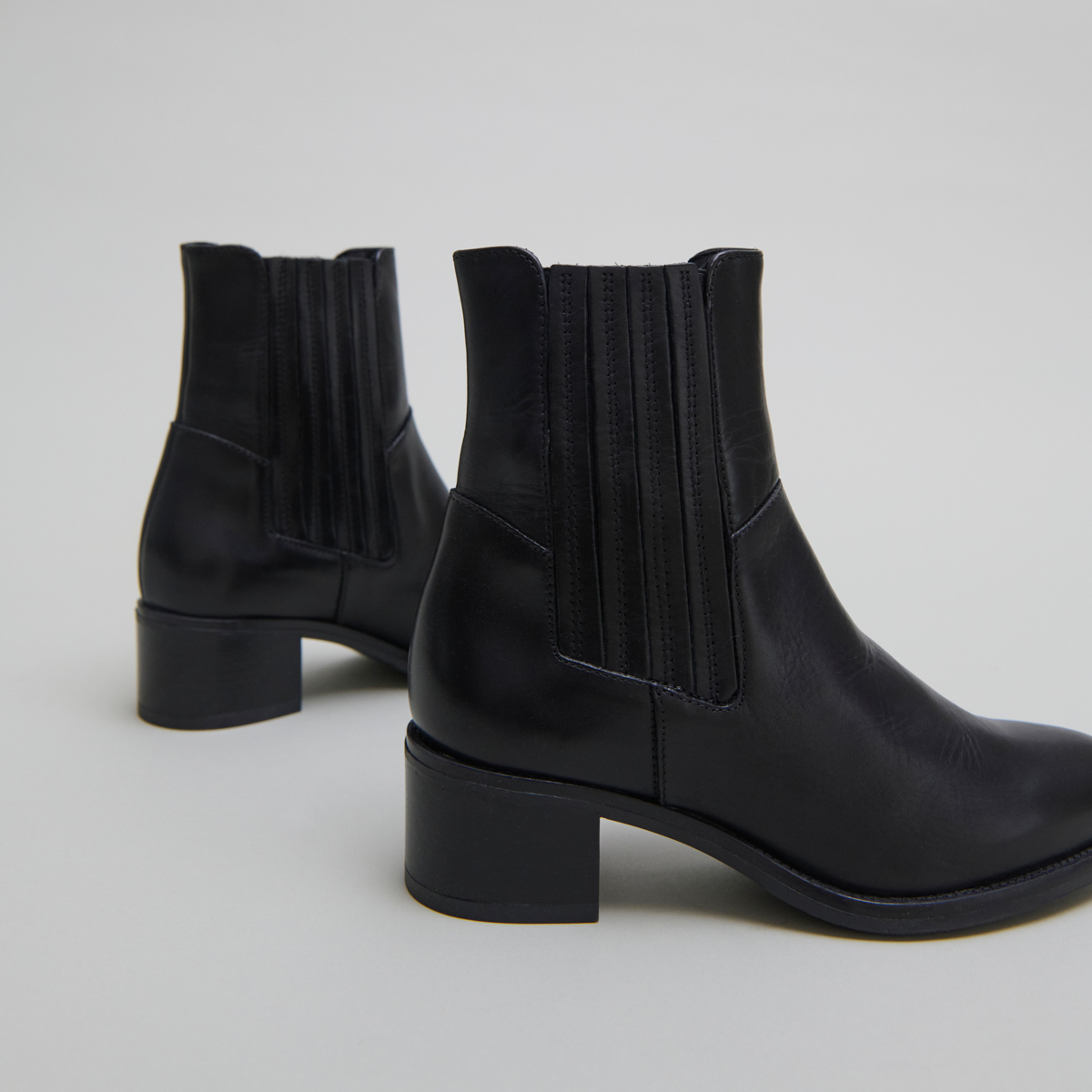 Low boots with elastic band and square heel in black leather | CHILI