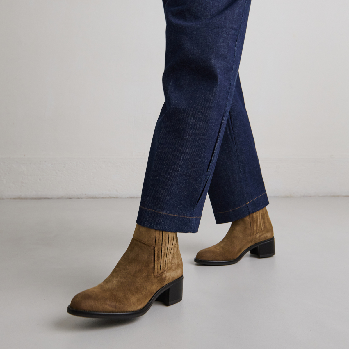 Low boots with elastic band and square heel in taupe suede | CHILI