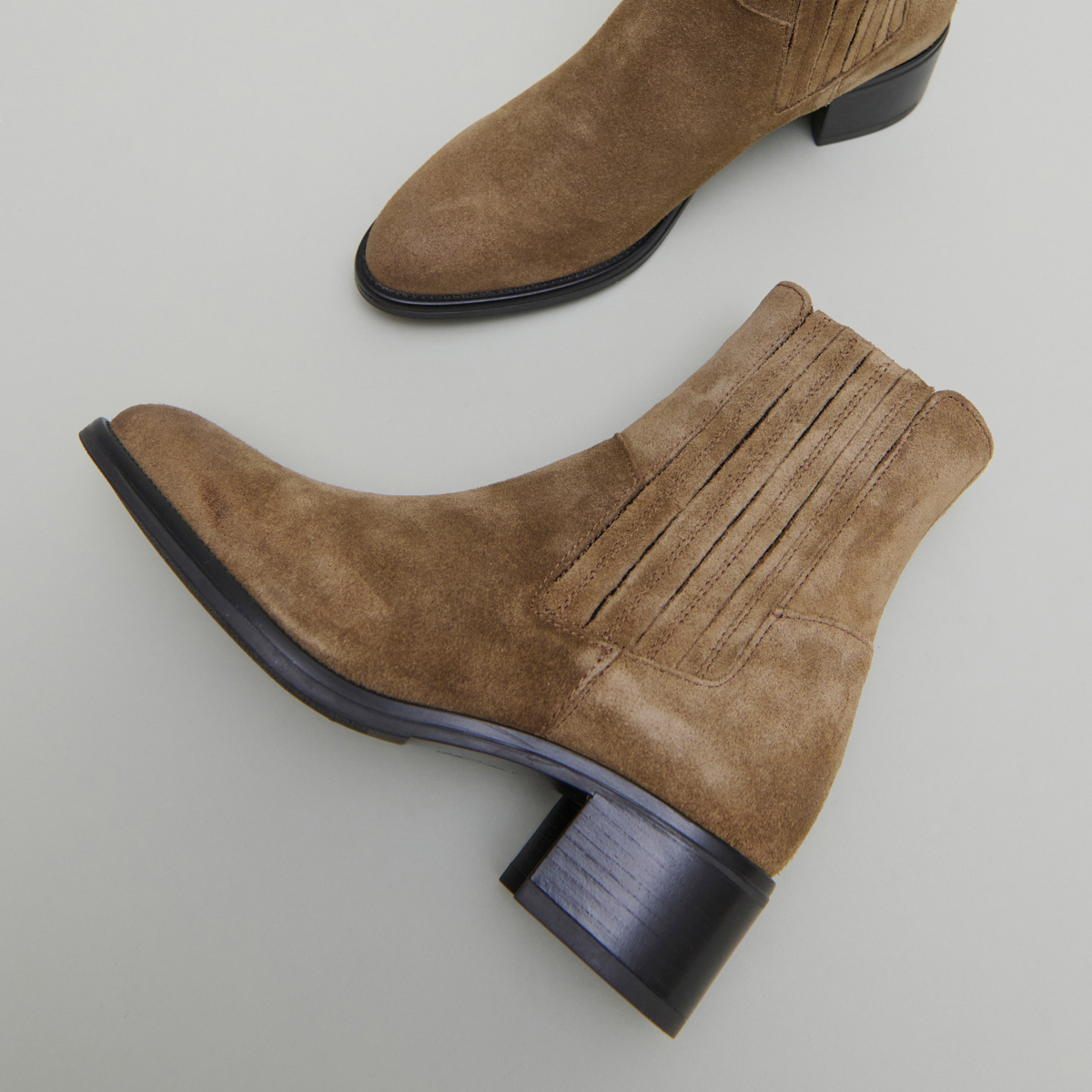 Low boots with elastic band and square heel in taupe suede | CHILI