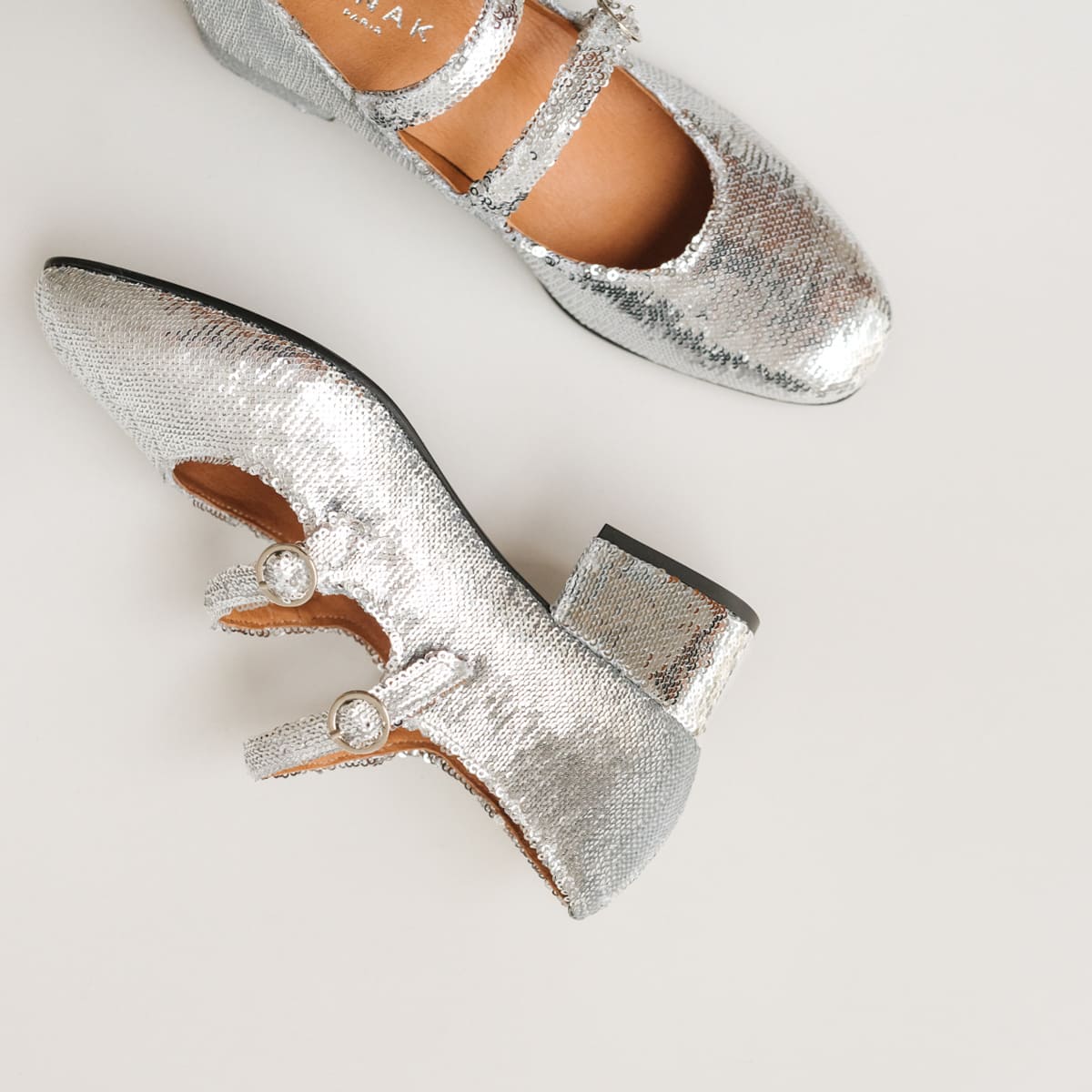 Babies with double buckles and heel in silver sequins | DOMI