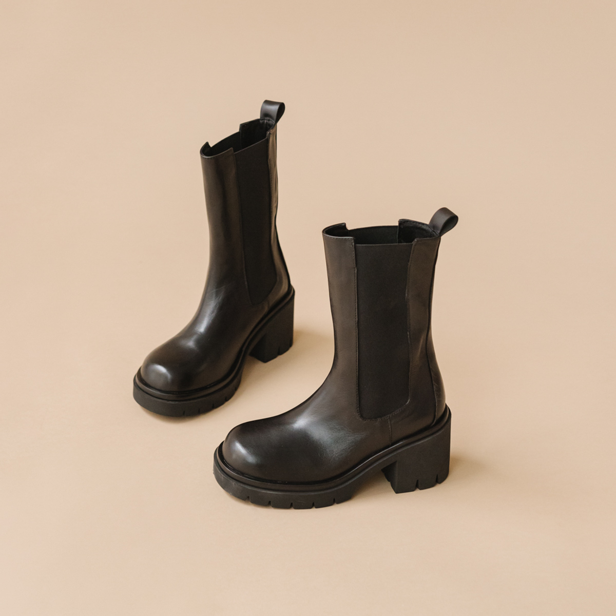 Boots with notched soles and elastic in black leather | REAGAN