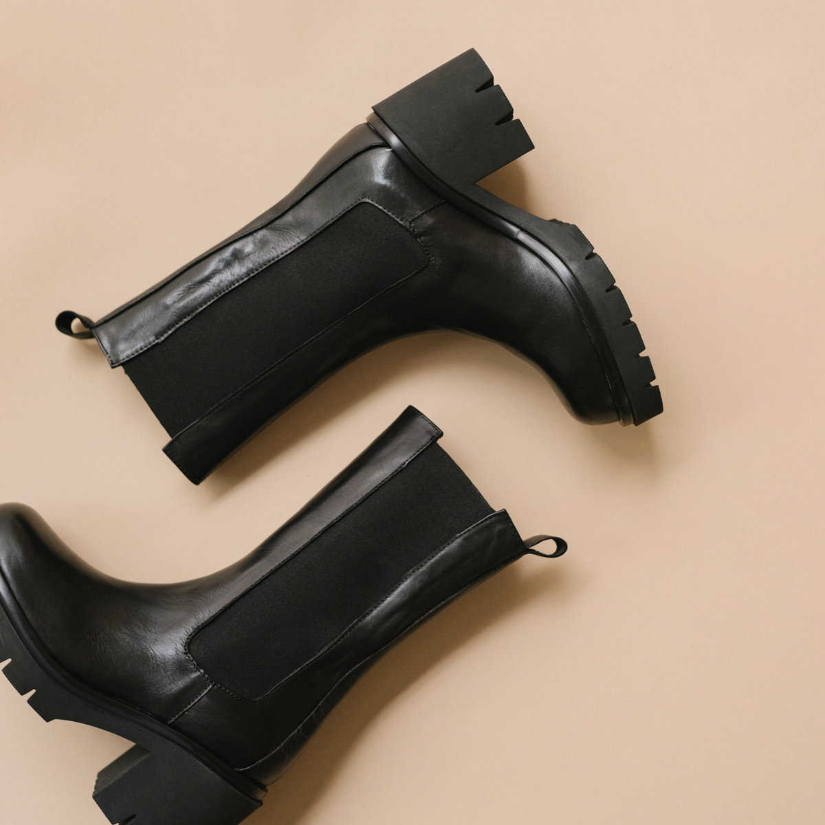 Boots with notched soles and elastic in black leather | REAGAN