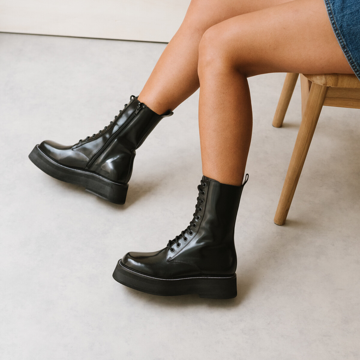 Boots with laces and thick sole in black shiny leather | DAFFIA
