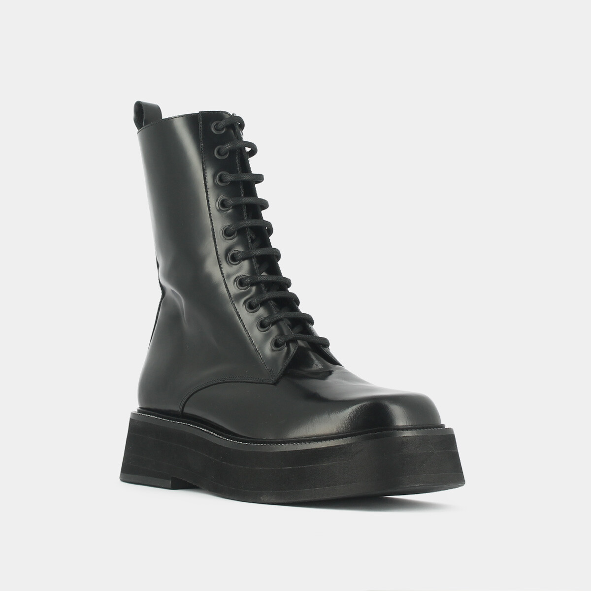 Boots with laces and thick sole in black shiny leather | DAFFIA