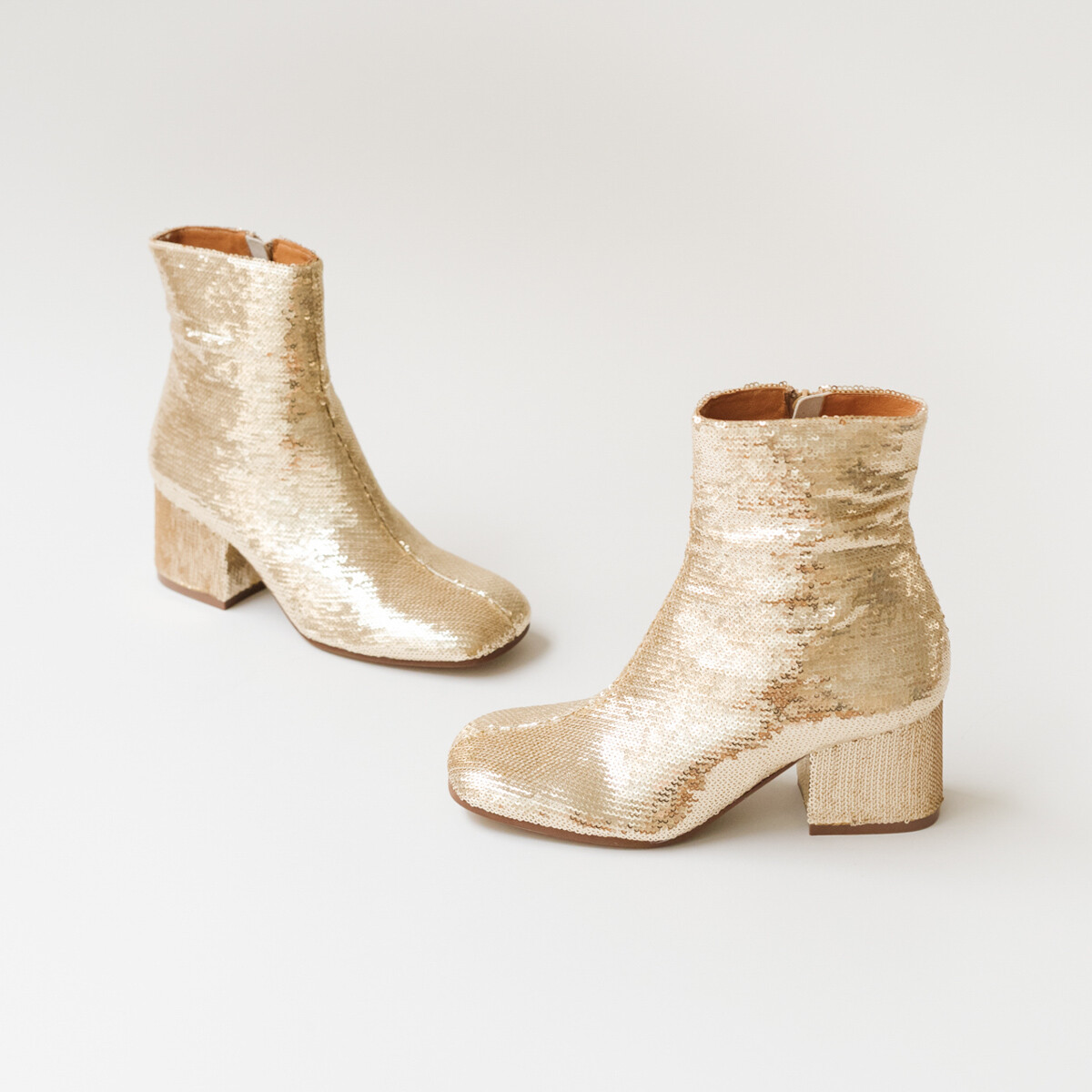 Heeled boots in platinum sequins | DARLENE
