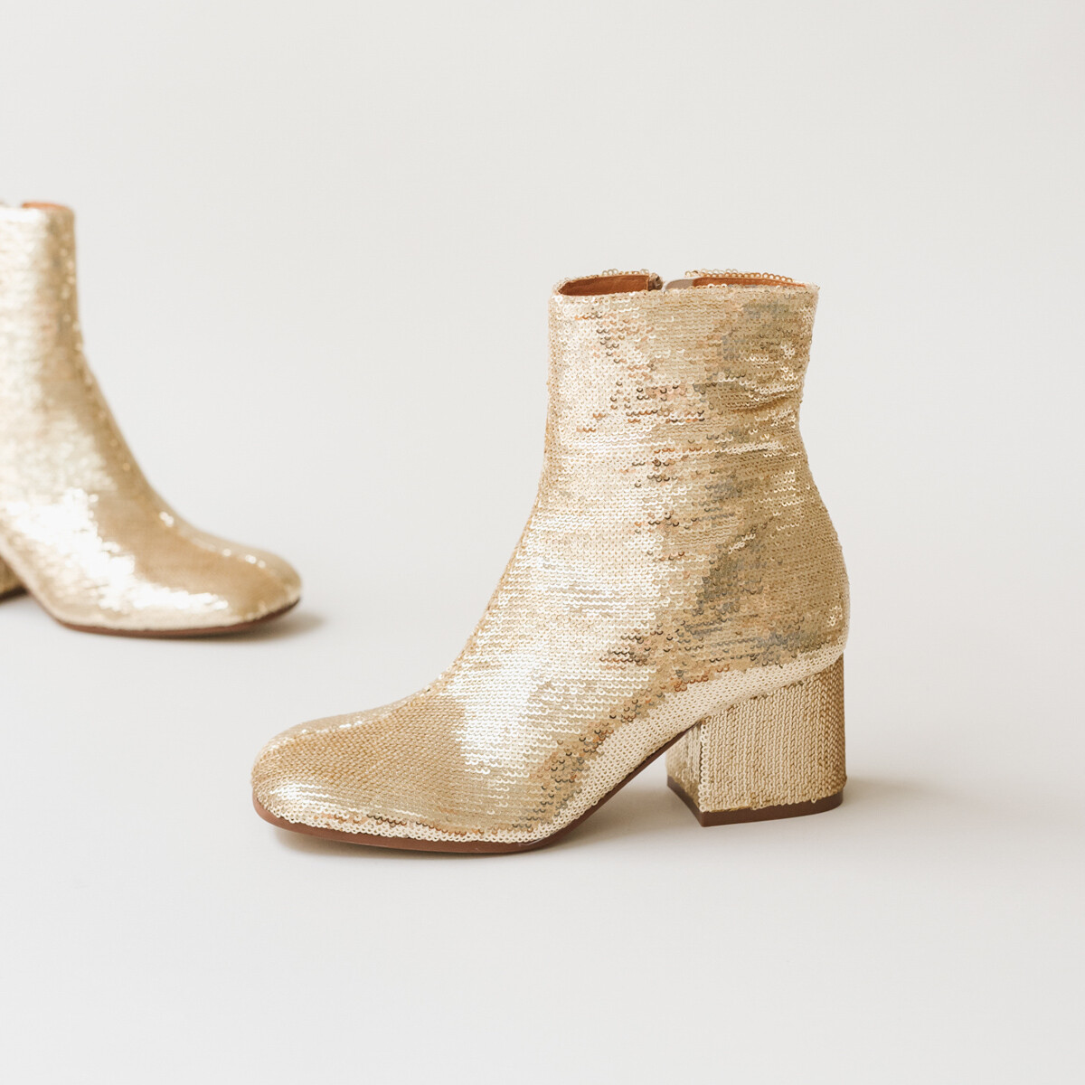 Heeled boots in platinum sequins | DARLENE