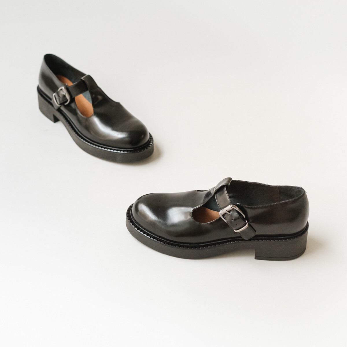 Thick-soled pumps in black shiny leather | DIDINE