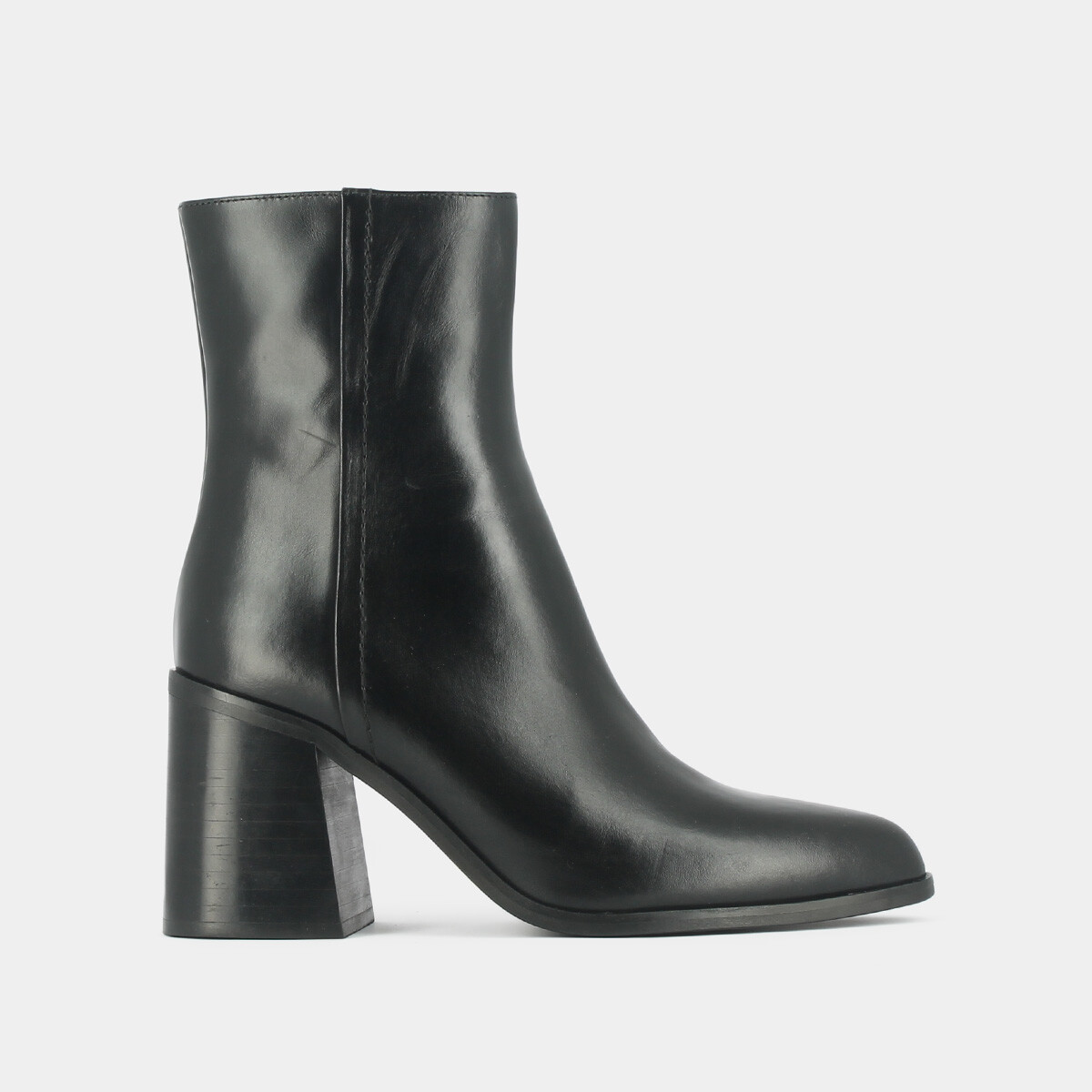 Heeled boots in black leather | DOLOR