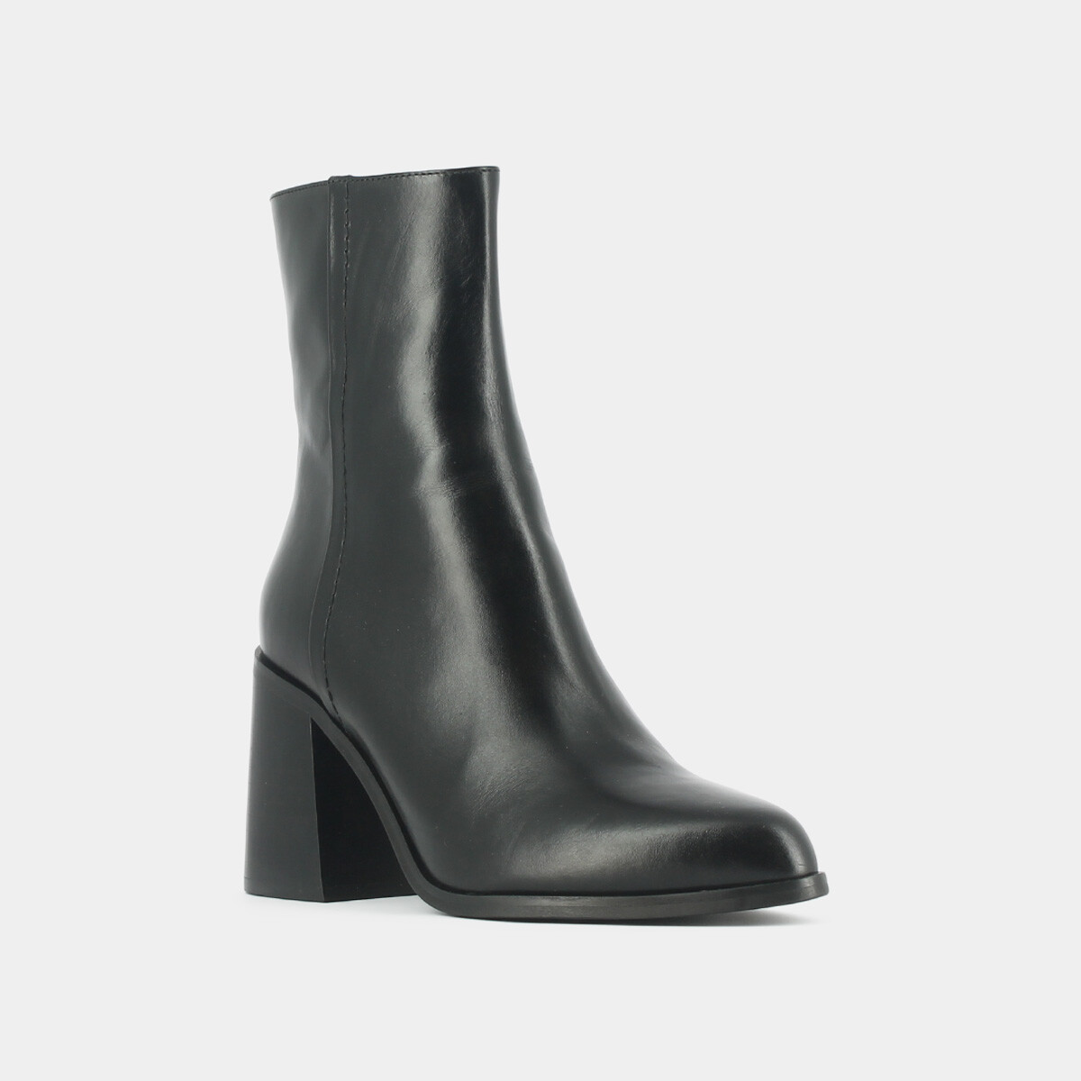 Heeled boots in black leather | DOLOR
