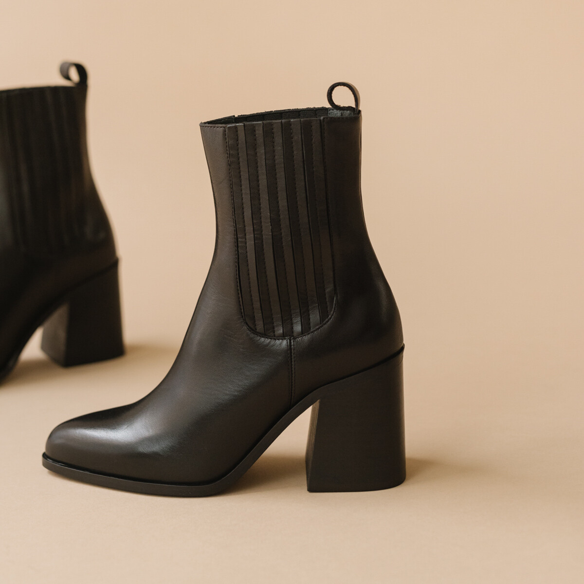 Heeled ankle boots with gathers in black leather | DOLORES