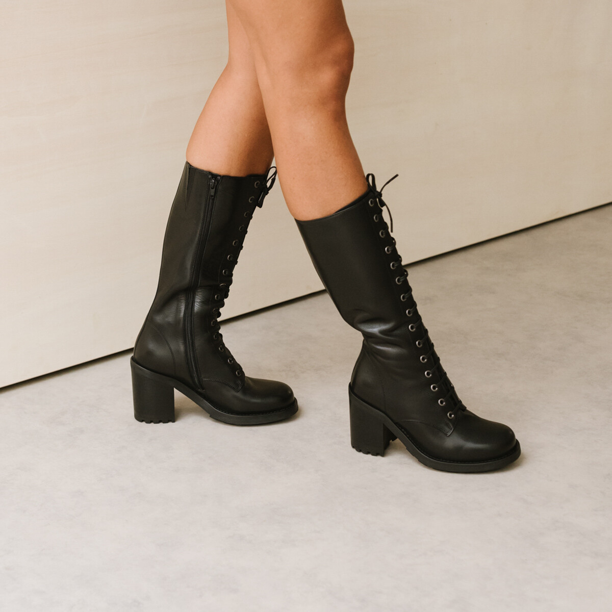 Boots with heels and lacing in black leather | DELLY