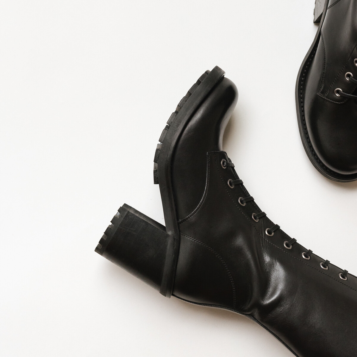 Boots with heels and lacing in black leather | DELLY