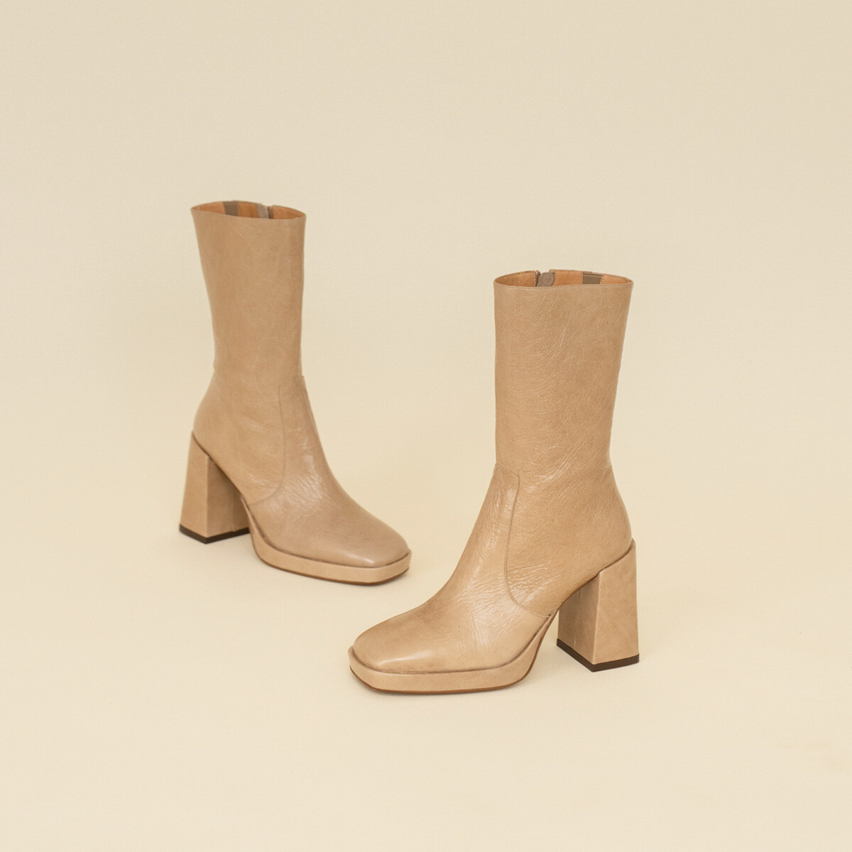 Heeled boots in beige shiny leather | DETH