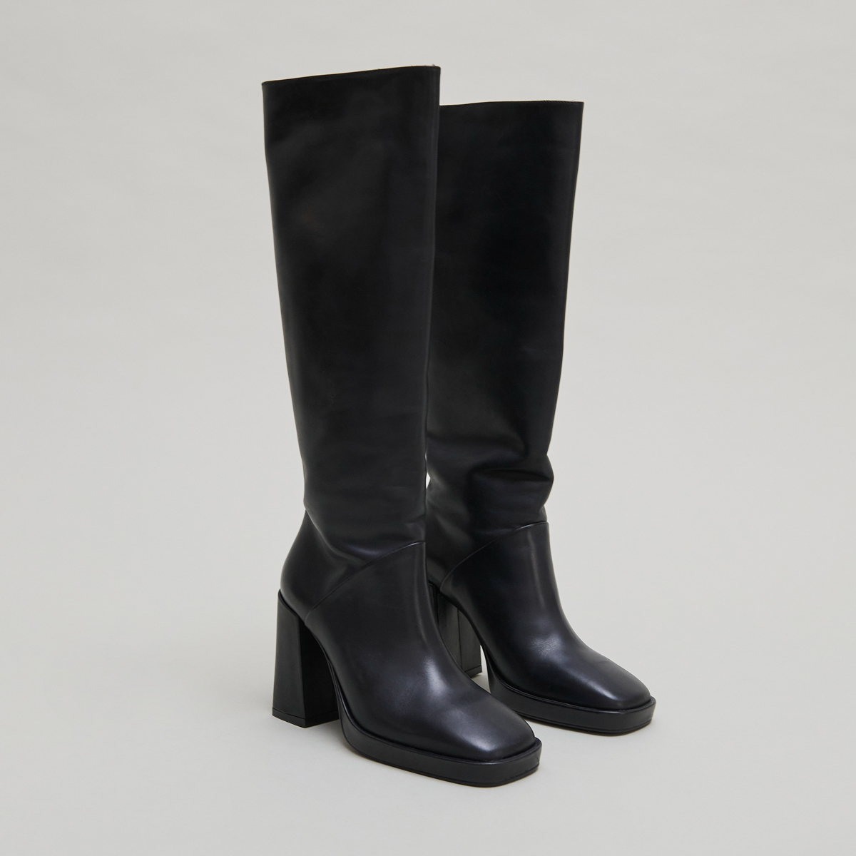 Bottes à talons hauts et bouts carrés in black leather | DETHLEE