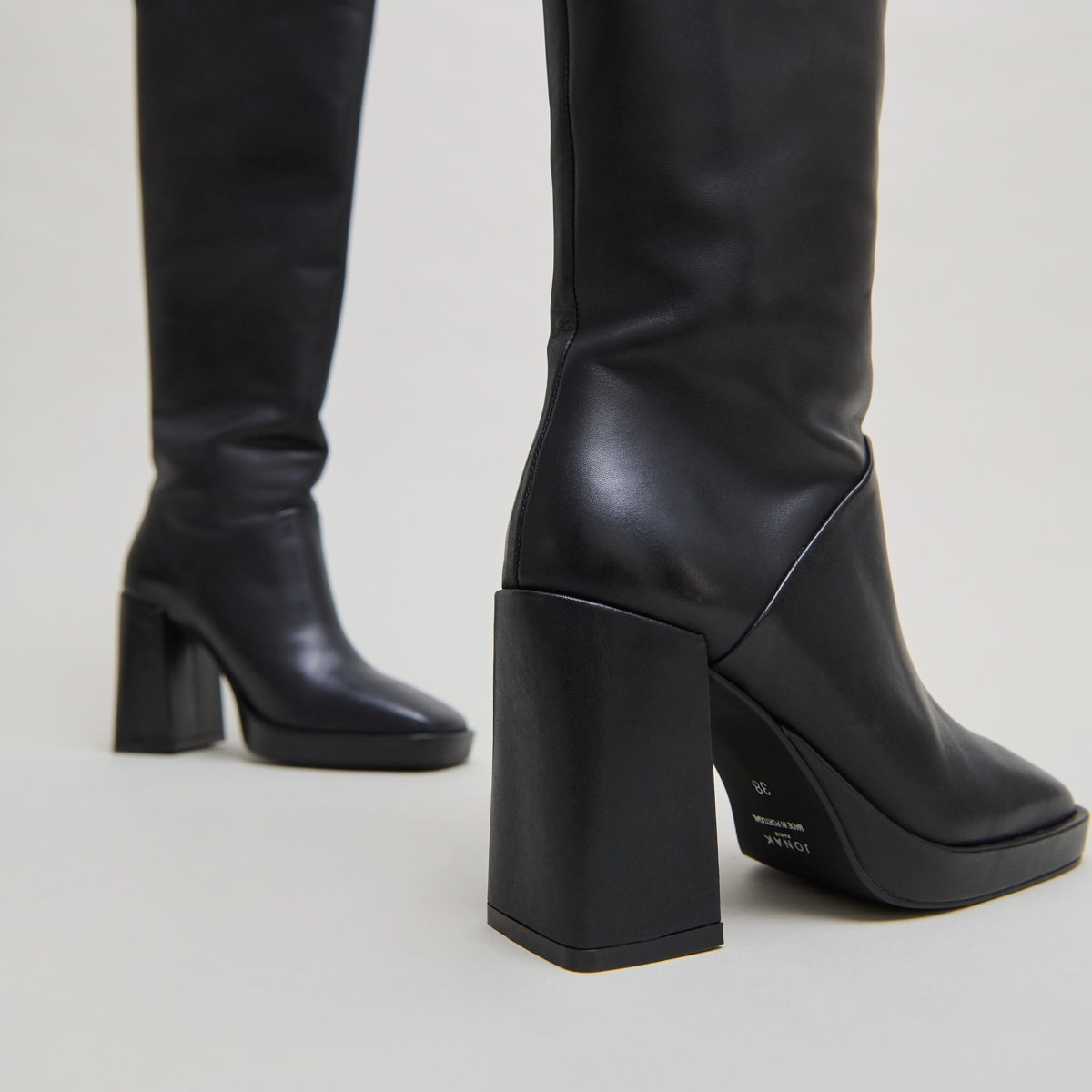 Bottes à talons hauts et bouts carrés in black leather | DETHLEE