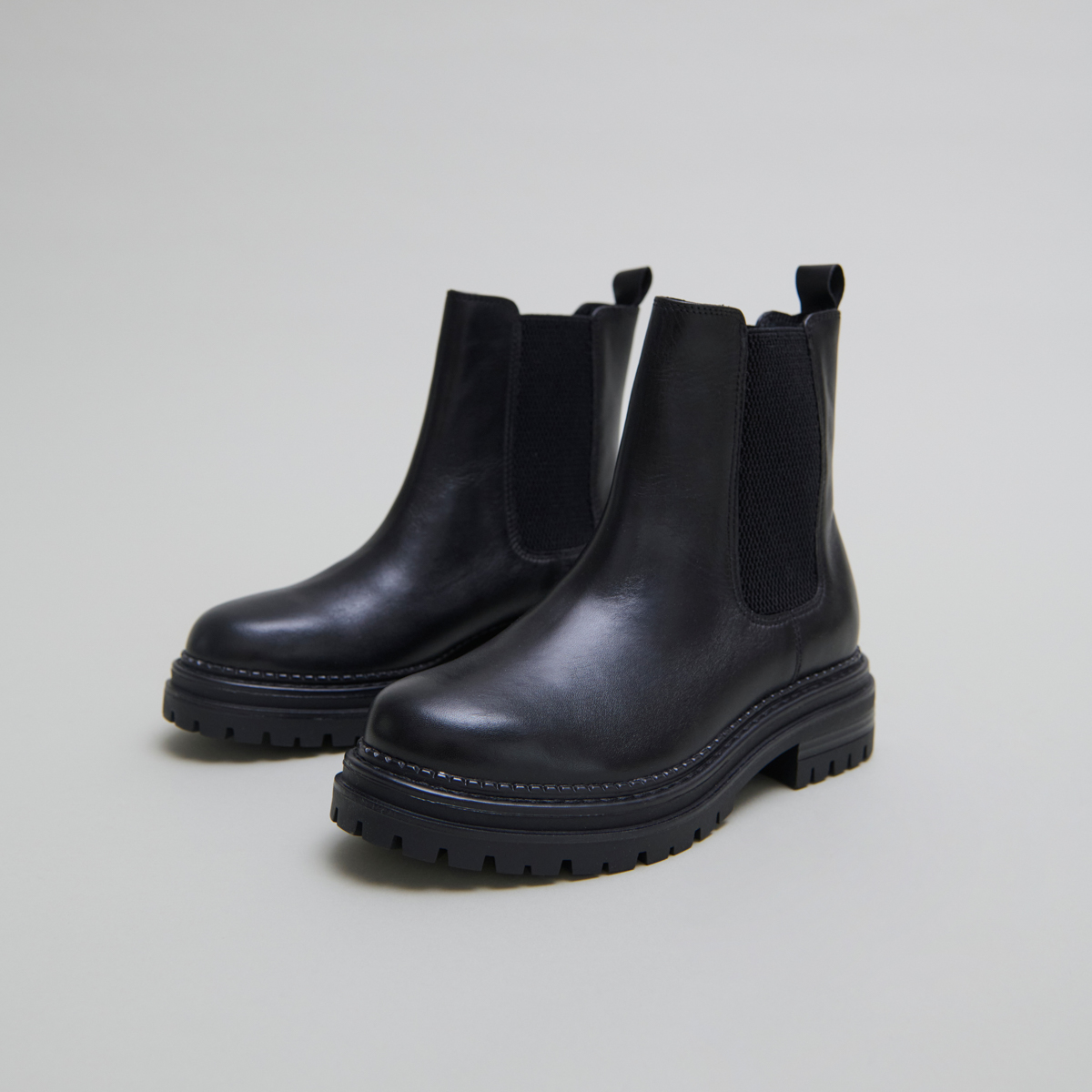 Low boots with notched soles and elastic in black leather | ADALARD