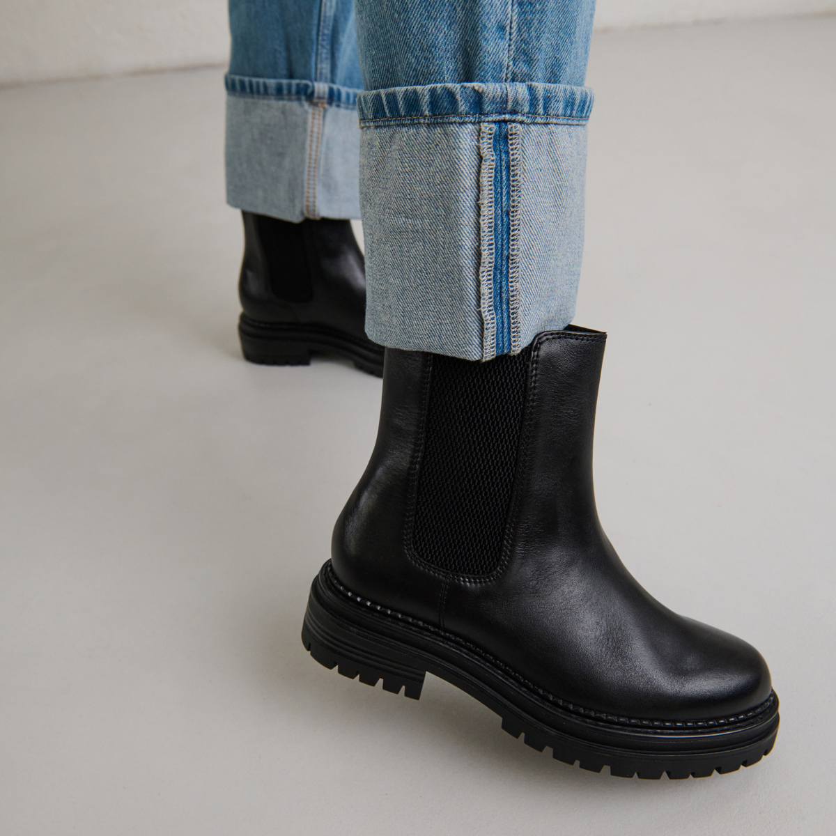 Low boots with notched soles and elastic in black leather | ADALARD