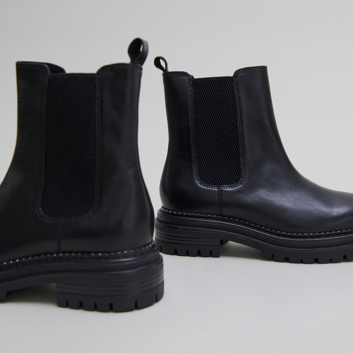 Low boots with notched soles and elastic in black leather | ADALARD
