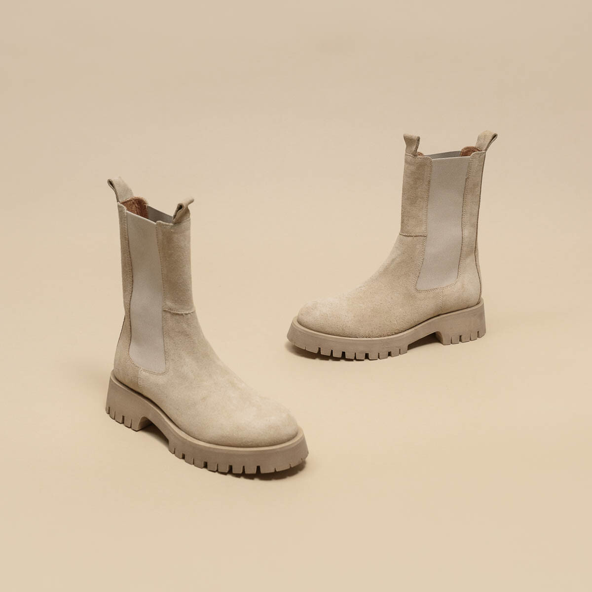 Platform boots in beige suede | RIDLE