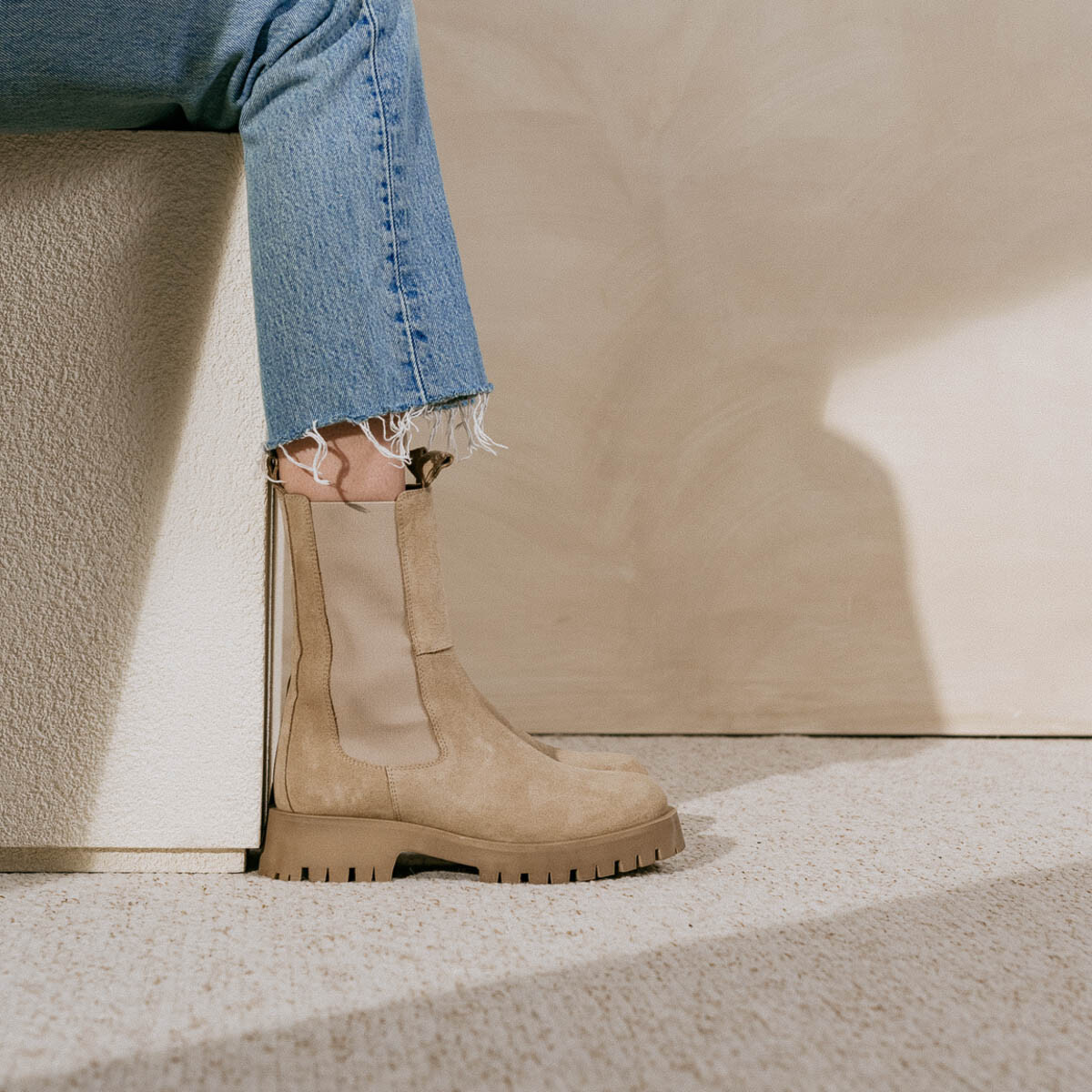 Platform boots in beige suede | RIDLE