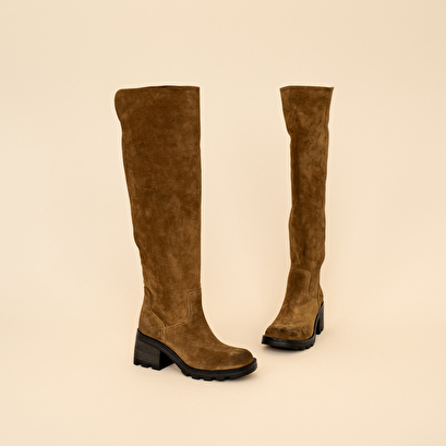 Heeled boots with notched soles in a cognac suede | roma