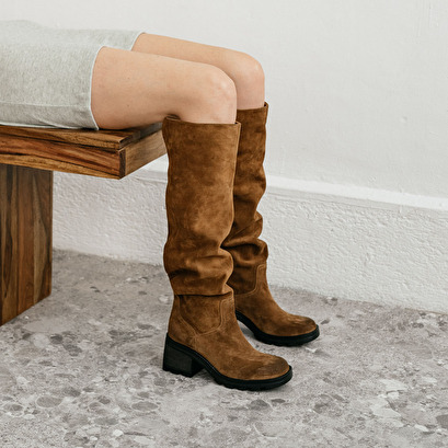 Heeled boots with notched soles in a cognac suede | roma