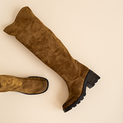 Heeled boots with notched soles in a cognac suede | roma