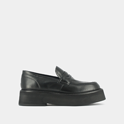 Platform loafers in black glazed leather | daffy