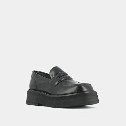Platform loafers in black glazed leather | daffy