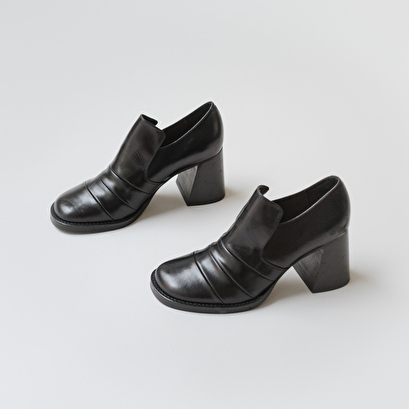 Heeled loafers black