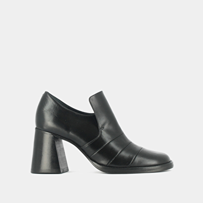 Heeled loafers black