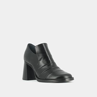 Heeled loafers black