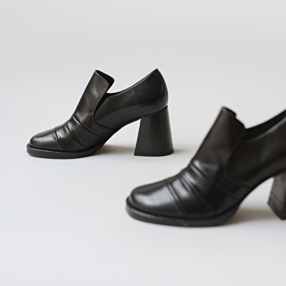 Heeled loafers black